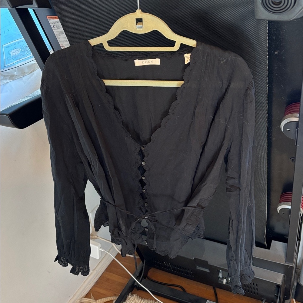 Doen Black Sheer Scalloped Button-Front Blouse - Picture 15 of 16
